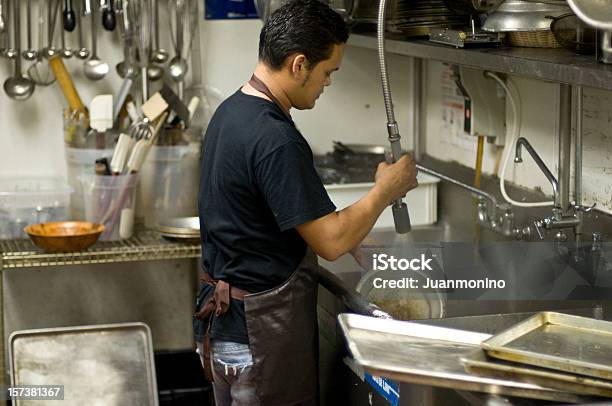 Lavaplatos Foto de stock y más banco de imágenes de Restaurante - Restaurante, Lavavajillas, Refugiado