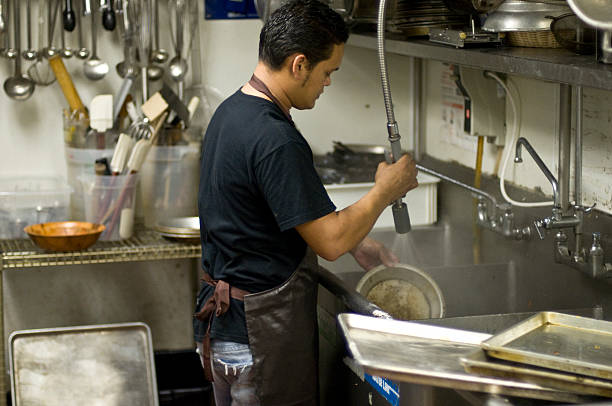 zmywarka do naczyń - washing dishes restaurant manual worker commercial kitchen zdjęcia i obrazy z banku zdjęć