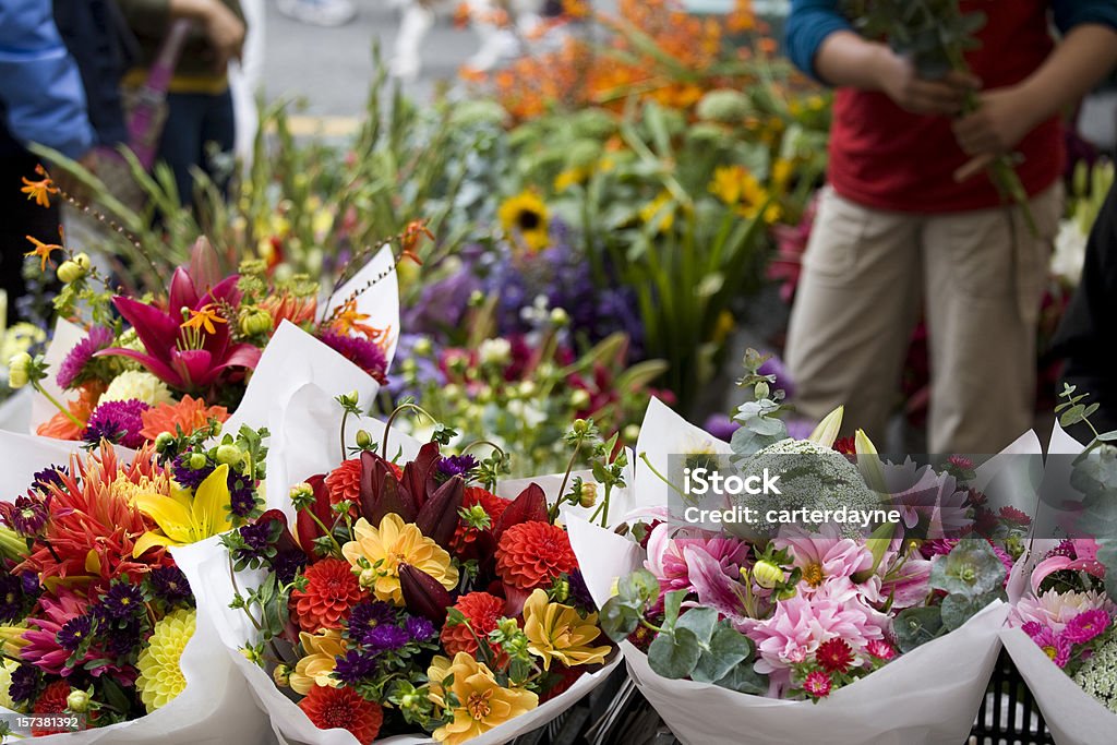 Fleuriste et des fleurs fraîches dans un marché aux fleurs en plein air - Photo de Bouquet de fleurs libre de droits