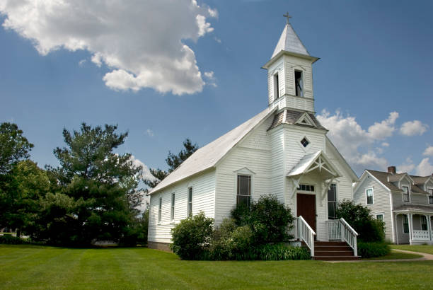 iglesia rural en wisconsin - worship place fotografías e imágenes de stock