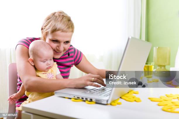 Foto de Mãe Com Bebê Usando Laptop e mais fotos de stock de Adulto - Adulto, Alegria, Amor