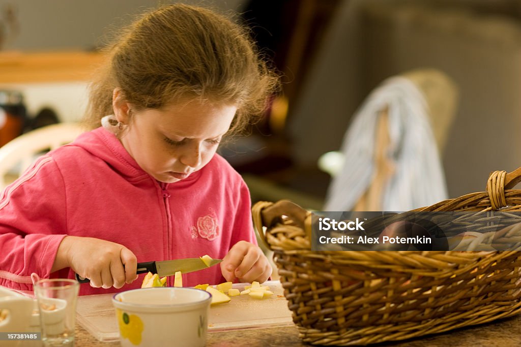 Petite fille préparer la salade de fruits - Photo de 10-11 ans libre de droits