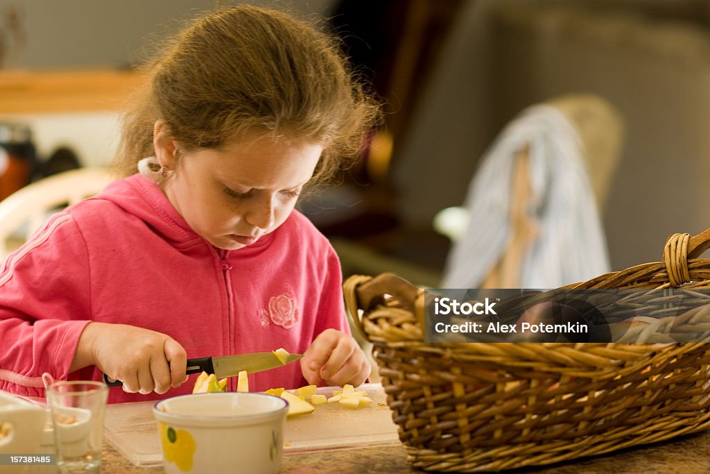 소녀만 조리사 과일 샐러드 - 로열티 프리 10-11세 스톡 사진
