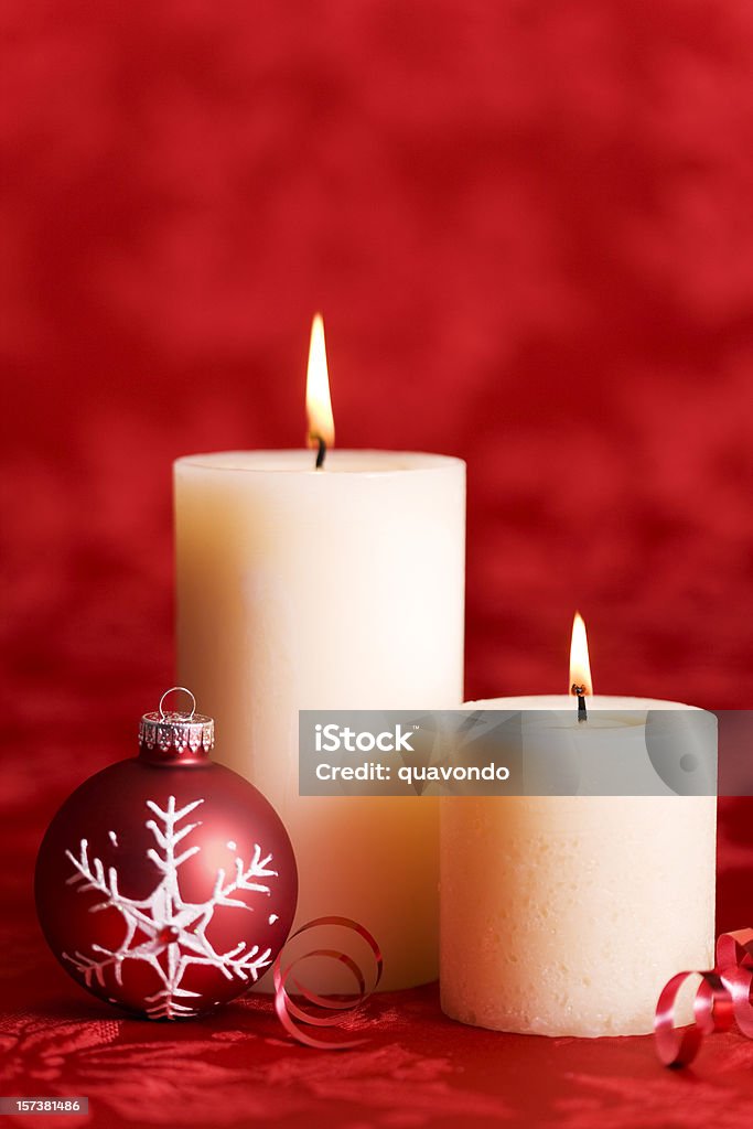 Queimando velas de natal com enfeites em fundo vermelho, com espaço para texto - Foto de stock de Artigo de decoração royalty-free