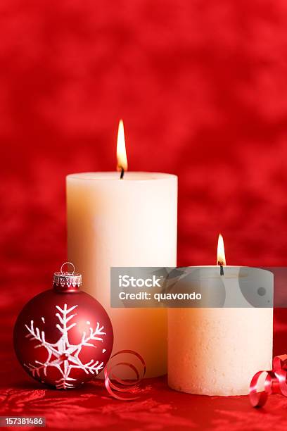 Foto de Queimando Velas De Natal Com Enfeites Em Fundo Vermelho Com Espaço Para Texto e mais fotos de stock de Artigo de decoração