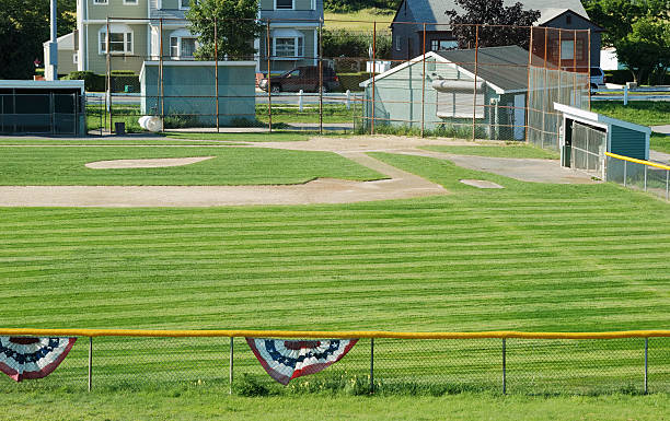 campo da baseball - baseball field grass baseballs foto e immagini stock