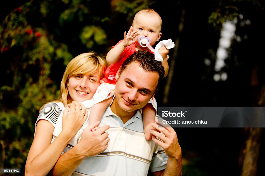 Felice giovane famiglia - Foto stock royalty-free di 12-17 mesi