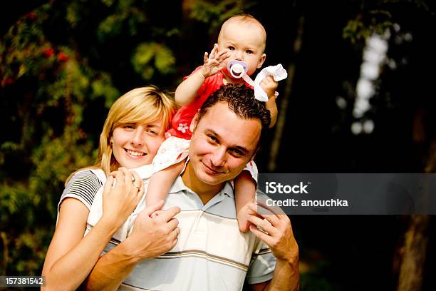 Felice Giovane Famiglia - Fotografie stock e altre immagini di 12-17 mesi - 12-17 mesi, 6-11 Mesi, Accudire