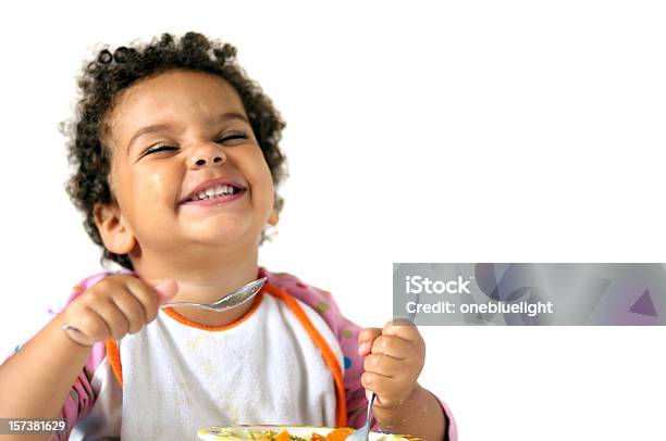 Photo libre de droit de Enfant Manger Isolé Sur Fond Blanc banque d'images et plus d'images libres de droit de Manger - Manger, Bébé, Tout-petit