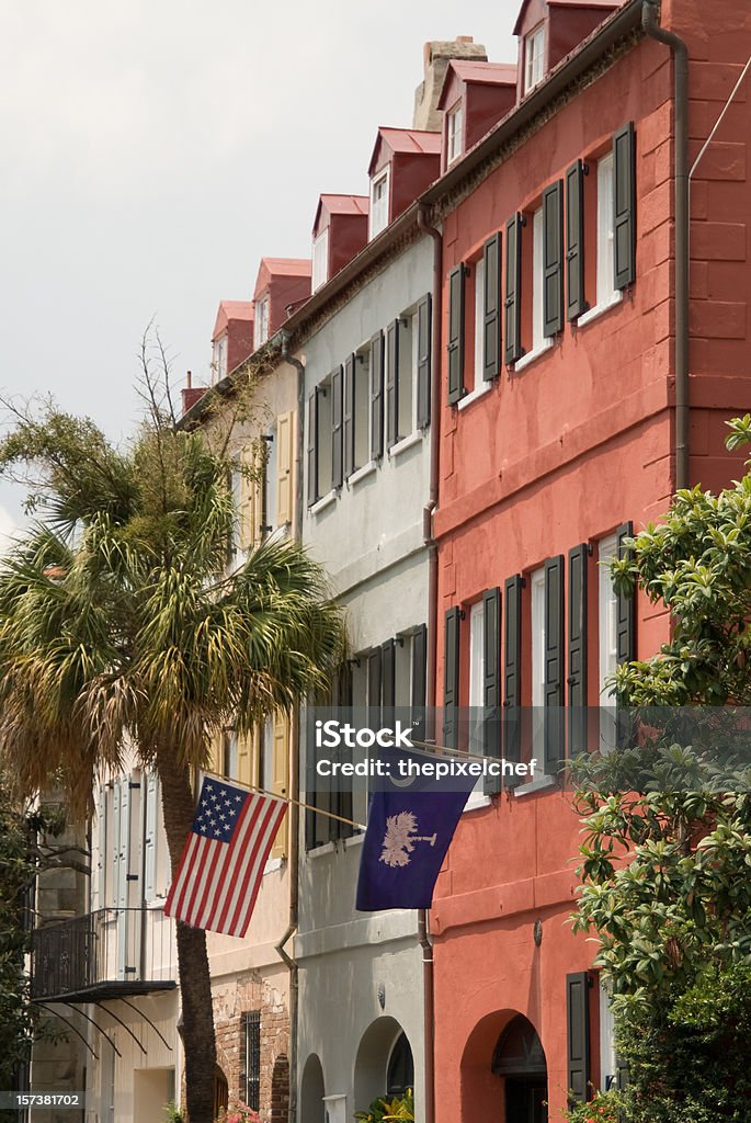 Charleston maisons alignées avec drapeaux - Photo de Drapeau américain libre de droits