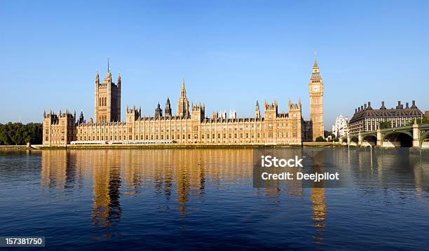 Foto de Big Ben E O Palácio De Westminster Londres Reino Unido e mais fotos de stock de Casas do Parlamento - Cidade de Westminster