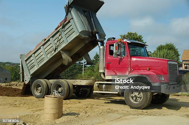 Camião Basculante Dumping - Fotografias de stock e mais imagens de Camião Basculante - Camião Basculante, Ao Ar Livre, Descarregar - Atividade