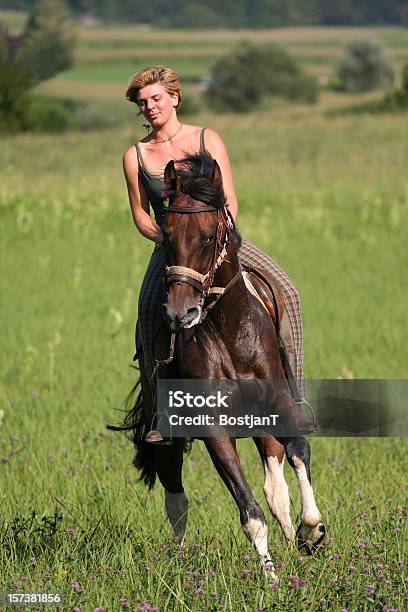 Foto de Passeio A Cavalo e mais fotos de stock de Adulto - Adulto, Animal, Beleza natural - Natureza