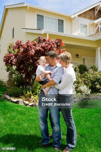 Famiglia Felice Di Tre A Casa - Fotografie stock e altre immagini di Casa - Casa, Due genitori, Relazione di coppia