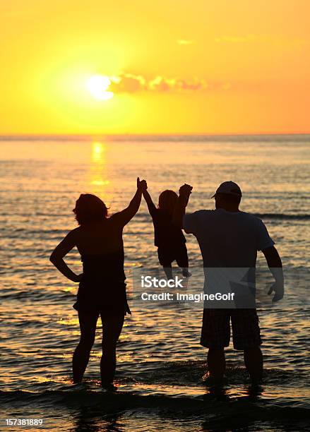 Diversión Para La Familia En La Playa Foto de stock y más banco de imágenes de Contraluz - Contraluz, Familia, Tres personas