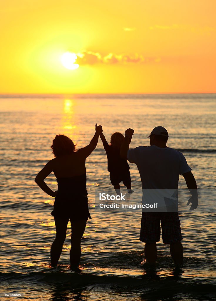 Семья весело на пляже - Стоковые фото Освещённый сзади роялти-фри