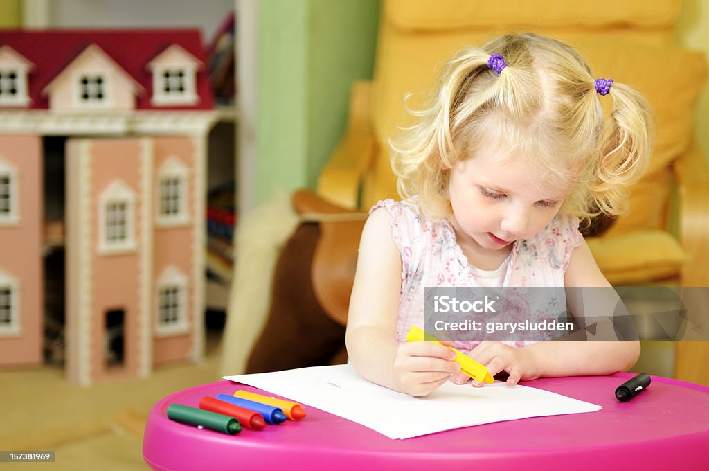 Petite fille dessin dans sa chambre - Photo de Activité libre de droits