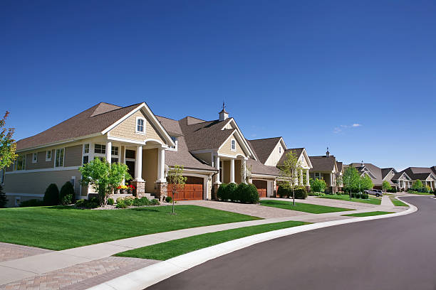 suburban street - clear sky residential district house sky - fotografias e filmes do acervo