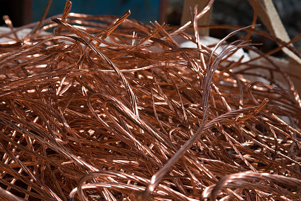 cable de cobre de chatarra reciclado - chatarra fotografías e imágenes de stock