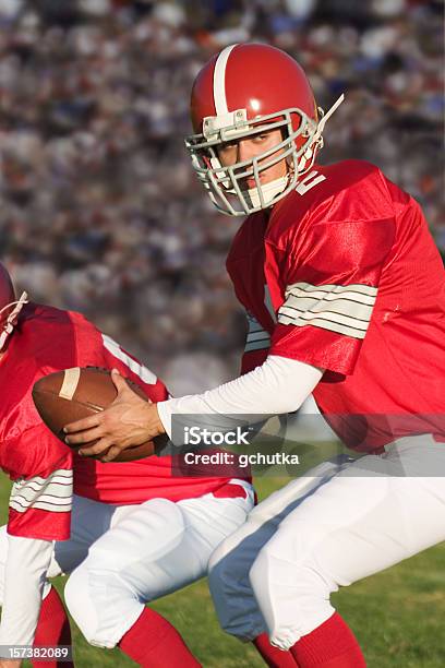 Photo libre de droit de Match De Football banque d'images et plus d'images libres de droit de Football américain universitaire - Football américain universitaire, Joueur de football américain, Quarterback