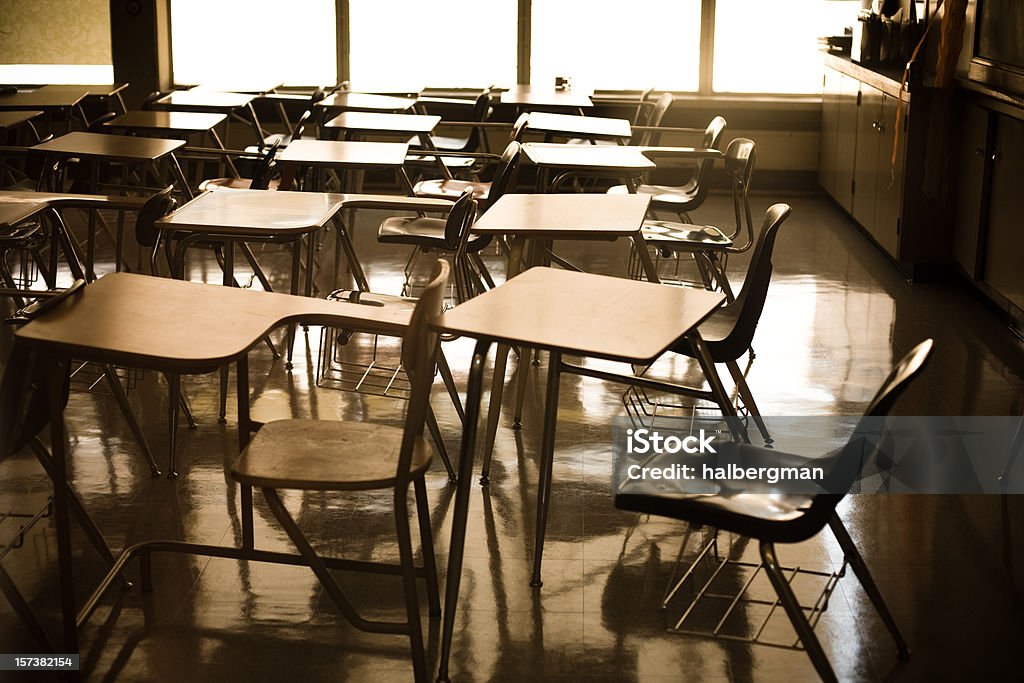 Escuela escritorios - Foto de stock de Salón de clase libre de derechos