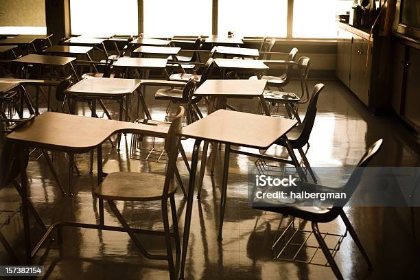 Escuela Escritorios Foto de stock y más banco de imágenes de Salón de clase - Salón de clase, Sin personas, Oscuro