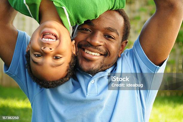 Afroamericane Padre Giocando Con Suo Figlio Fortuna - Fotografie stock e altre immagini di Capovolto