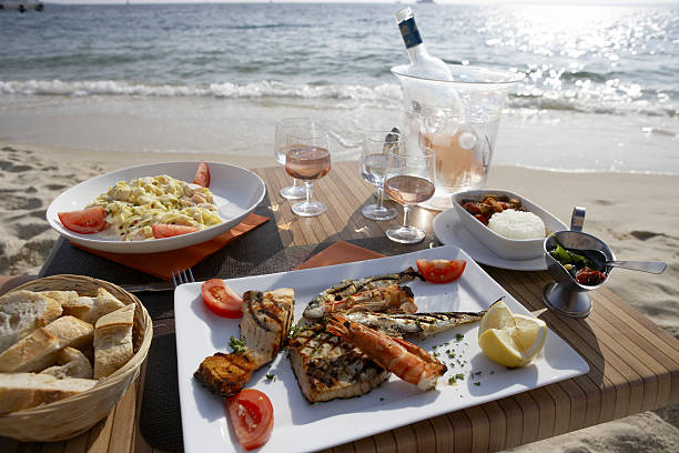 los pescados y mariscos para el almuerzo en el mar - wine bottle food wine restaurant fotografías e imágenes de stock