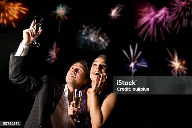 Silvester Für Paare Stockfoto und mehr Bilder von Paar - Partnerschaft - Paar - Partnerschaft, Romantisches Verhältnis, Alkoholisches Getränk