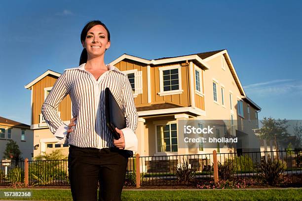 Mujer Real Estate Foto de stock y más banco de imágenes de Adulto - Adulto, Agente inmobiliario, Aire libre