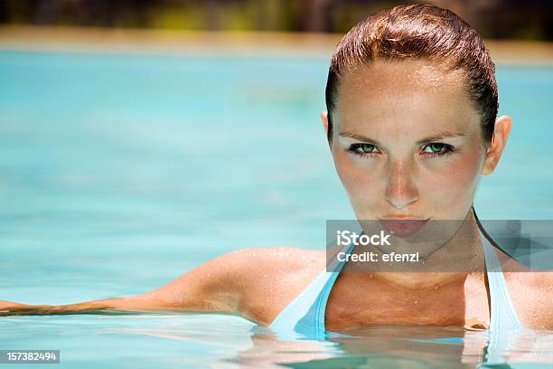 Relaxe Na Piscina - Fotografias de stock e mais imagens de 20-24 Anos - 20-24 Anos, 20-29 Anos, Adulto