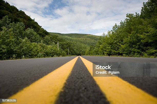 Longa Estrada À Frente - Fotografias de stock e mais imagens de Baixo - Baixo, Rua, Paisagem - Natureza