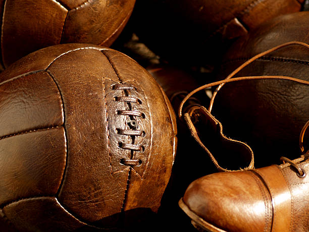 古いレザーのサッカーボールとブーツ - soccer ball old leather soccer ストックフォトと画像