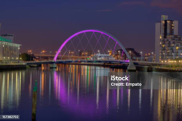 Illuminato Clyde Arc Squinty Ponte Glasgow Scozia A Notte - Fotografie stock e altre immagini di Acqua