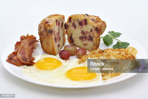 Foto de Travessa De Café Da Manhã Com Ovo E Bacon e mais fotos de stock de Alimentação Não-saudável - Alimentação Não-saudável, Bacon, Batatas Prontas
