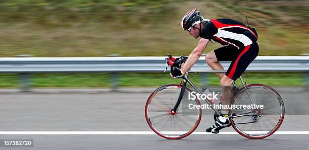 Ciclista Foto de stock y más banco de imágenes de Andar en bicicleta - Andar en bicicleta, Bicicleta de carreras, Carrera