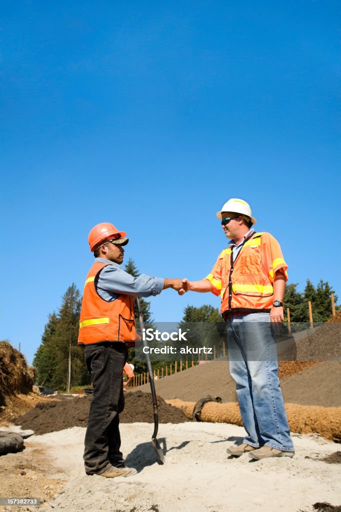 Gestor do projecto de construção Trabalhador laranja com segurança Equipamento de aperto de mão - Royalty-free Façanha Foto de stock