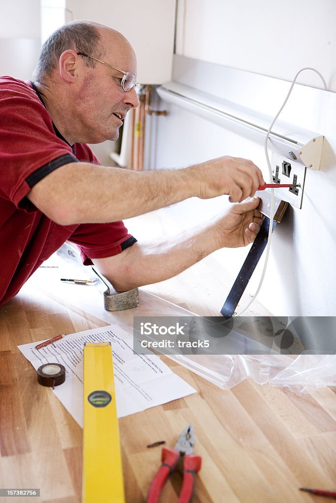 Cozinha doméstica versão mais condicionada Instalar plug tomada elétrica de parede - Foto de stock de Instalar royalty-free