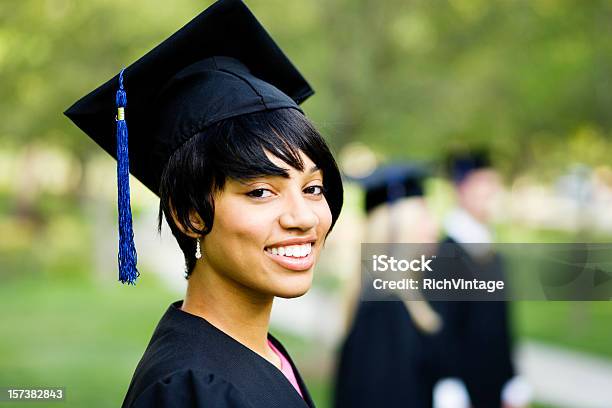 若い女性のプロフィールに卒業ガウン - 卒業式のストックフォトや画像を多数ご用意 - 卒業式, 大学, アフリカ民族
