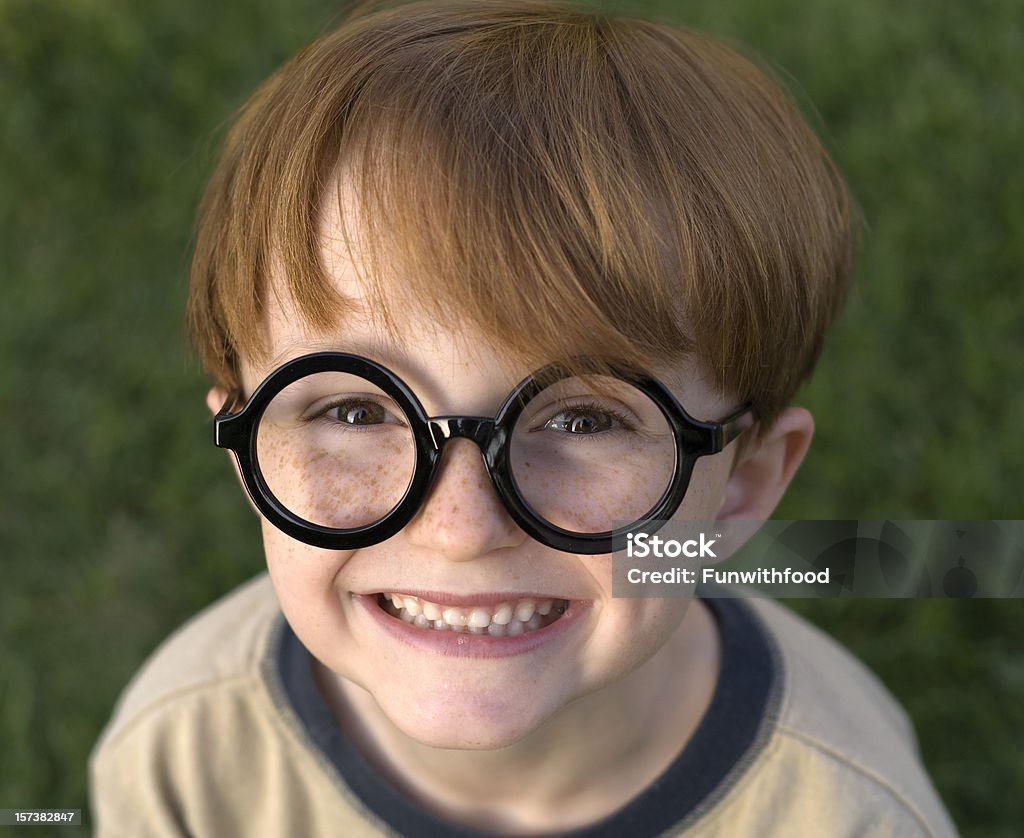 Ragazzo Harry Potter Bambino Indossa Occhiali Neri Costume Di Halloween  Occhiali - Fotografie stock e altre immagini di Bambini maschi - iStock