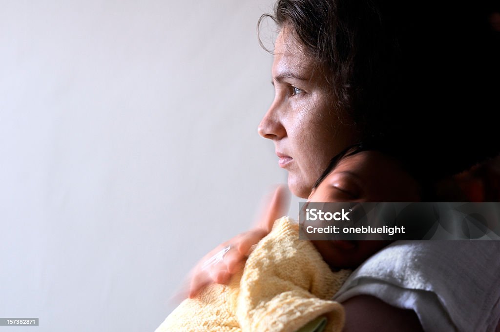 Zmartwiony Matka z jej Niemowlę noworodek na ramionach - Zbiór zdjęć royalty-free (Matka)