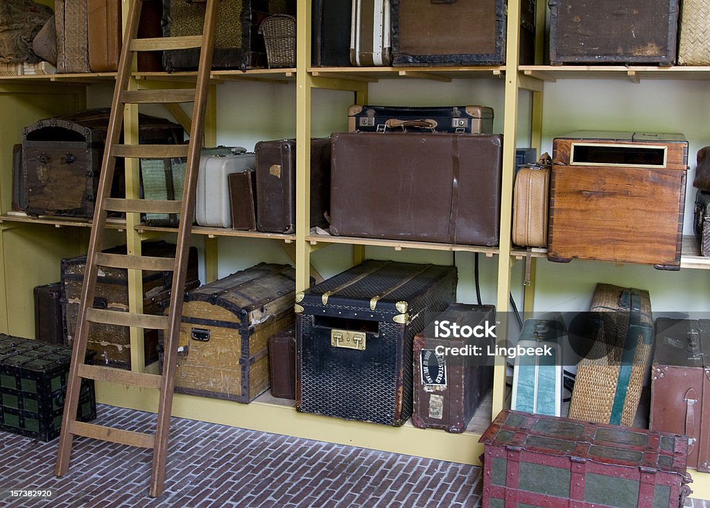 Ancienne les valises - Photo de Espace de rangement libre de droits