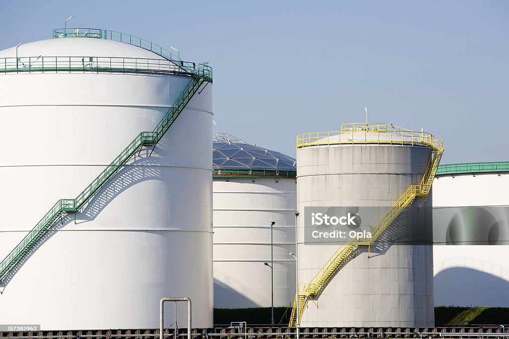 Branco de petróleo e tanques de armazenamento de produtos químicos - Royalty-free Amarelo Foto de stock