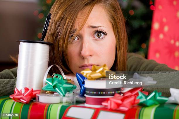 Foto de Jovem Mulher Com Um Presente De Natal e mais fotos de stock de Estresse emocional - Estresse emocional, Natal, Feriado - Evento