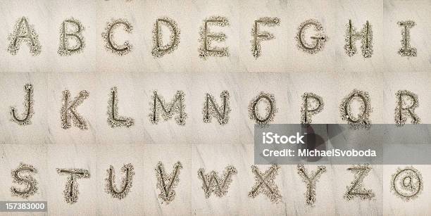 알파벳 In 처박은 모래에 대한 스톡 사진 및 기타 이미지 - 모래, 필기, 문자