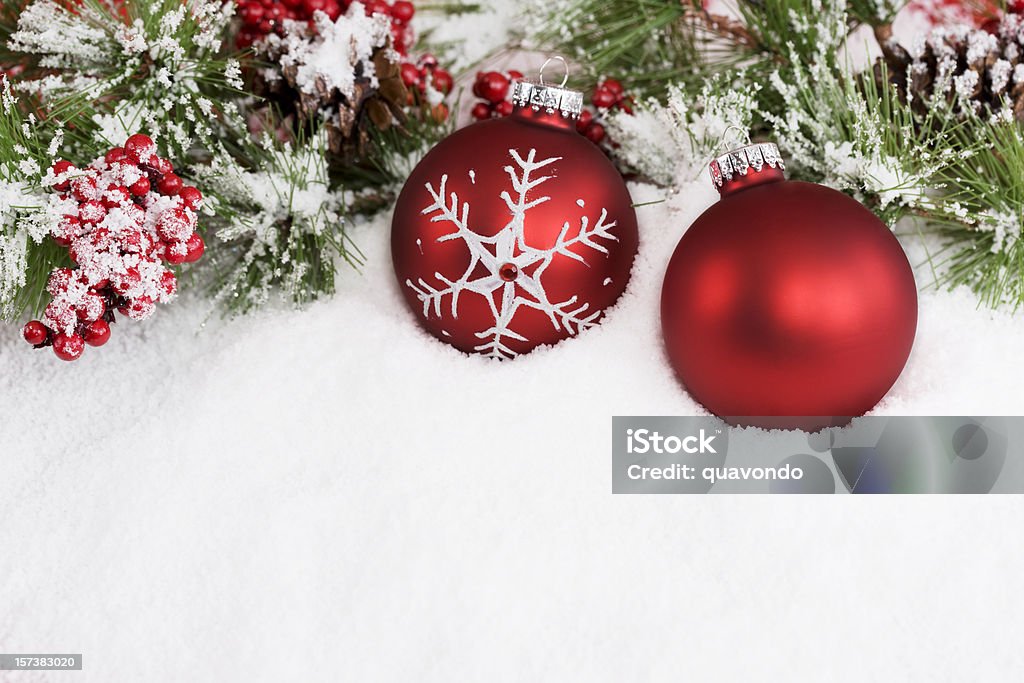 クリスマスの装飾の雪の 2 つの赤いオーナメントで、コピースペース - カラー画像のロイヤリティフリーストックフォト
