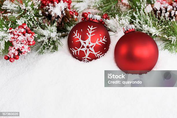 크리스마스 장식품 두 개의 아르카디아 인공눈 복사 공간이 있는 0명에 대한 스톡 사진 및 기타 이미지 - 0명, 겨울, 곡선