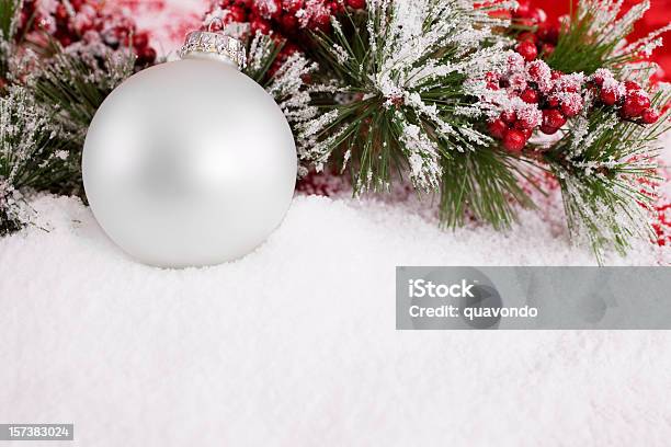 Bella Bianco Palla Dellalbero Di Natale Nella Neve Spazio Di Copia - Fotografie stock e altre immagini di Albero