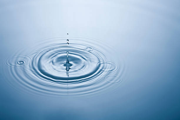 細いドリップ - ripple concentric wave water ストックフォトと画像