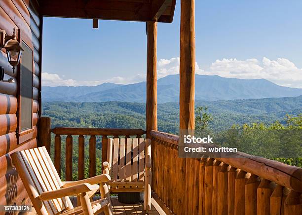 Sedie A Dondolo Con Vista - Fotografie stock e altre immagini di Capanna di legno - Capanna di legno, Montagna, Bosco